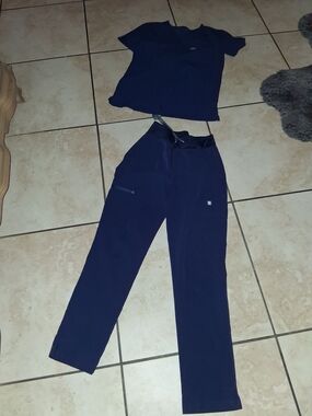 Figs Straight-Leg Scrub Pants( XXSp) And Top( XXS) in Navy